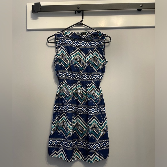 Blue Feathers Chevron Patterned Mini Dress Women’s Size Small - Picture 1 of 4